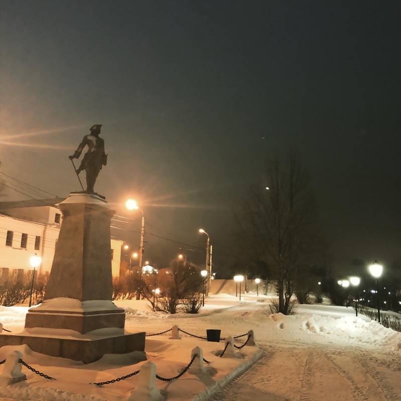 В Петровском сквере зажглись новые фонари