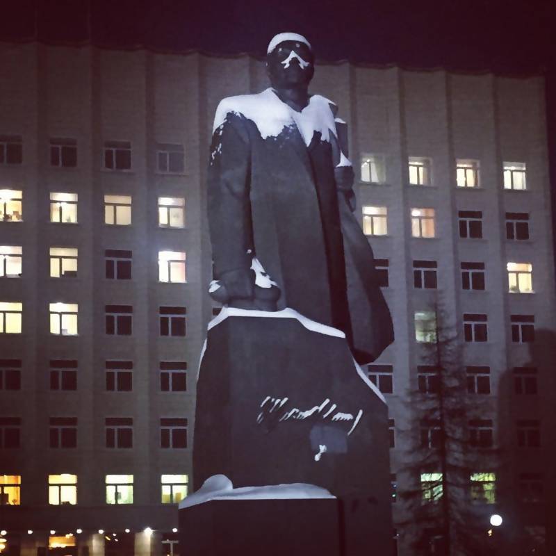 Памятник Ленину обрел вечернюю подсветку
